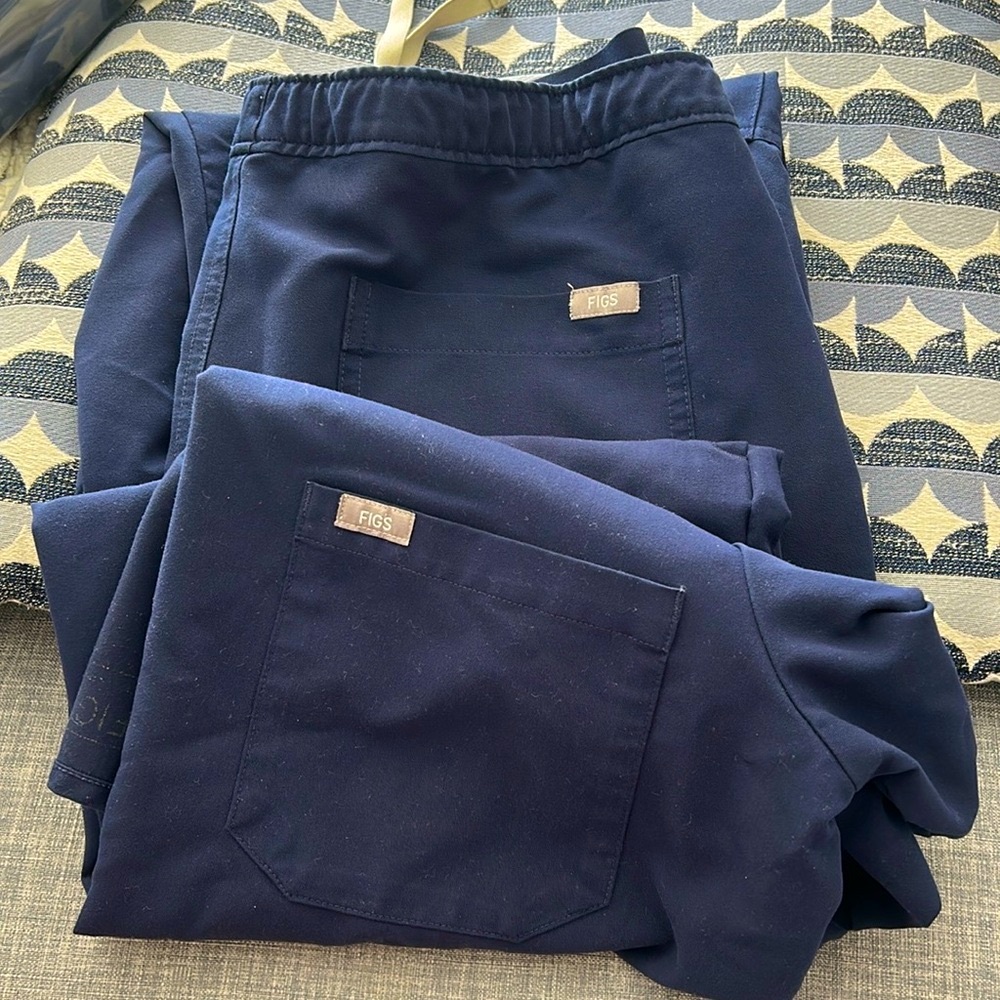 FIGS- Men’s Scrub Whole Set (top and pants) size M